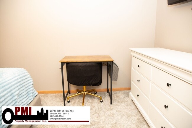 Building Photo - 4 Bedroom and 3 bathroom Fully Furnished