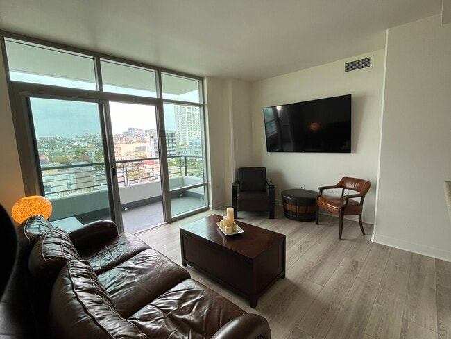 Building Photo - 425 W Beech St