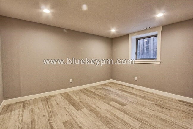 Building Photo - 2 Bed, 1 Bath Unit in Laurelhurst Plex
