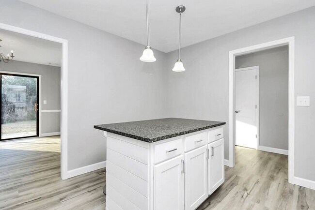 Building Photo - Charmingly Updated 3BD/2BA Ranch Home in Birnam Woods!