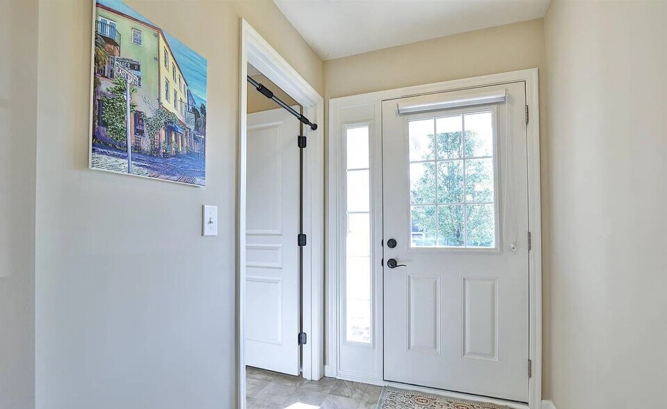 Building Photo - 7947 Oakbridge Way