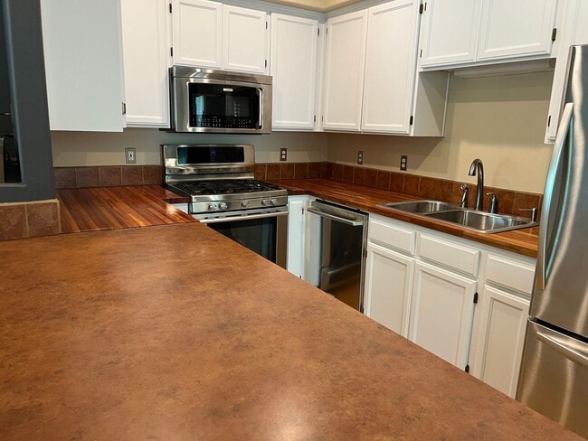 Building Photo - 2 Bed, 2 1/2 Bath townhome close to the Ri...