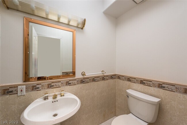 Building Photo - 2740 N Lakecrest Dr