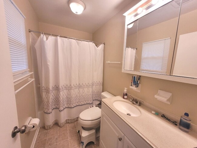 Building Photo - Spacious 5-Bedroom Home in Virginia Beach ...