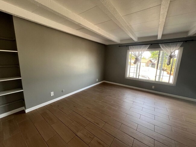 Building Photo - 528 Raintree Dr