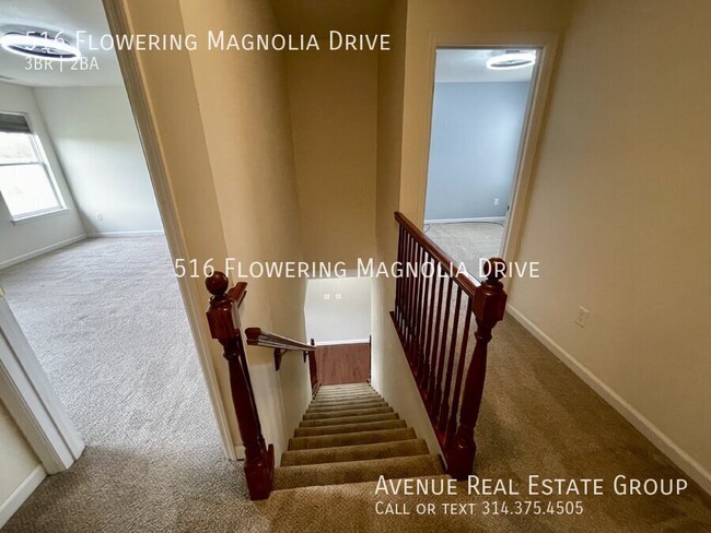 Building Photo - Bright End-Unit Townhome in Magnolia Village!