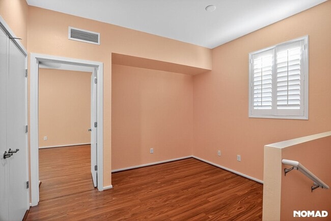 Building Photo - 841 E Park Modern Dr