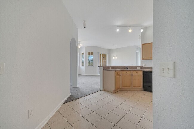 Building Photo - Beautiful 3/2 Condo in Davenport! Water and basic internet included!