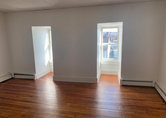 Building Photo - 667 E Philadelphia St