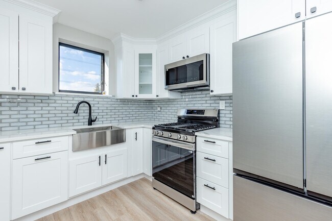 Building Photo - 100 Lakeview Ave