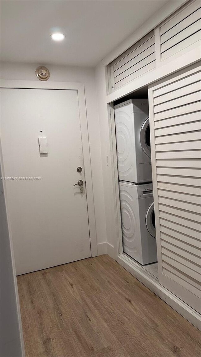 Building Photo - 1408 Brickell Bay Dr