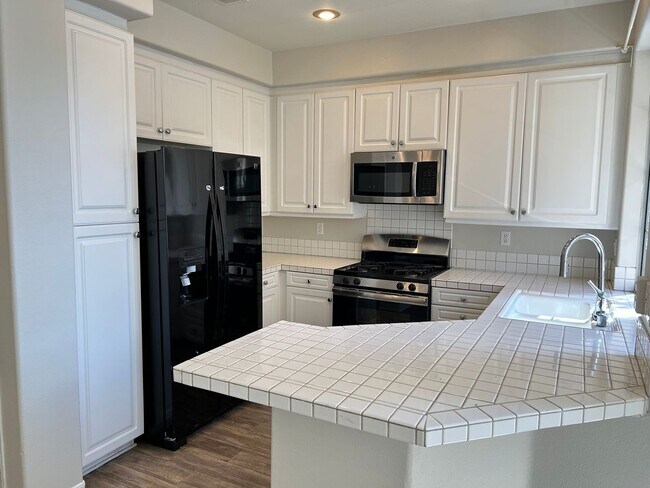 Building Photo - Updated 3 Bed/2.5 Bath Townhome in Gate Community in Anaheim