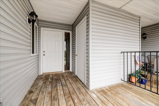 Building Photo - **2 bedroom 2 bath $1199/mo***Evansville, IN*** Pet Friendly**Vaulted Ceilings