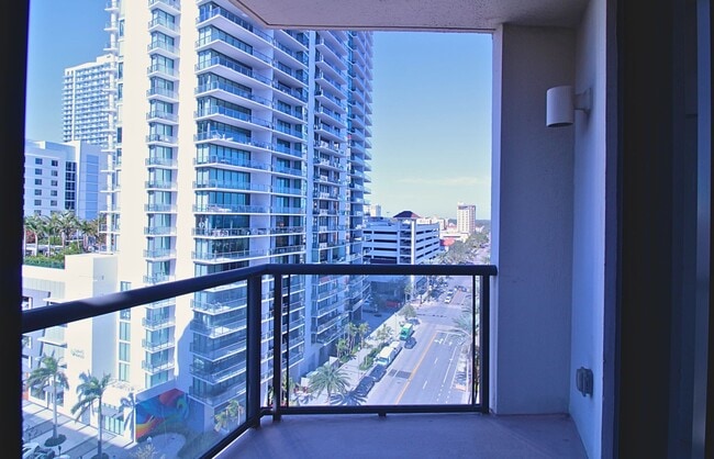 Building Photo - Luxury Living with Breathtaking City Views – Stunning Furnished 3BR/3BA in Bayfront Tower