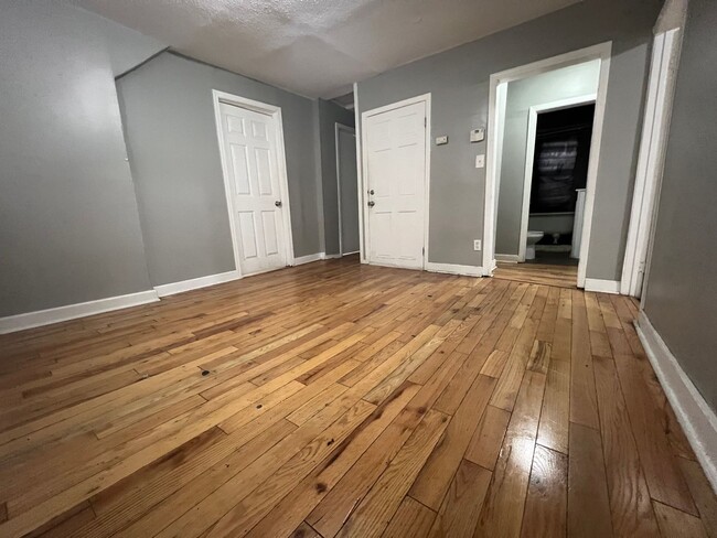 Building Photo - Cozy 3 Bedroom 1 Bathroom Duplex in Minnea...