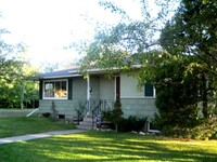 Building Photo - Large 5 bedroom house close to MSU