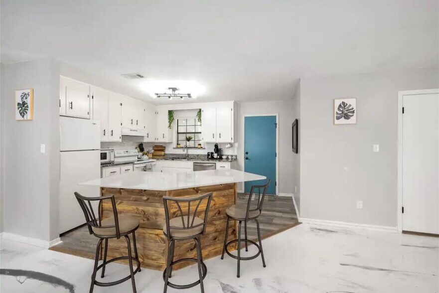 Building Photo - 2001 N 61st Ave