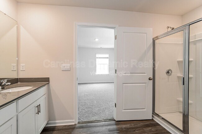 Building Photo - 1365 37th Ave Lane NE