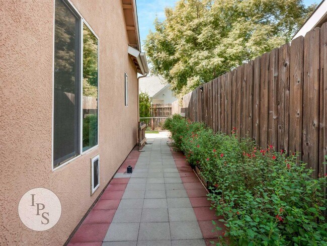 Building Photo - SOLAR!!!!  Fresno NorthEast Home, 4BR/2.75...