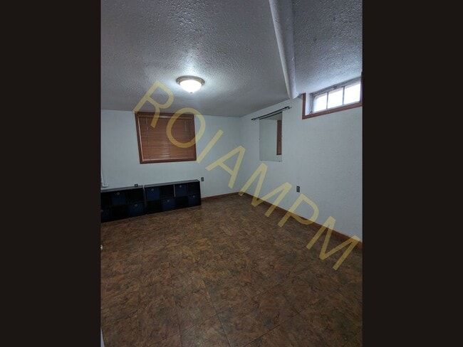 Building Photo - Charming 3 Bed / 1 Bath Home with Office & 2-Car Garage | Great Location Near Fred Meyer