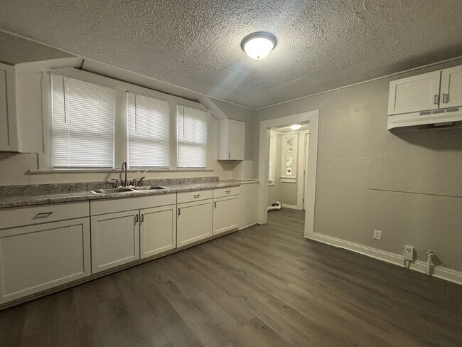 Building Photo - Charming & Updated Two-Story 2 Bedroom / 1...