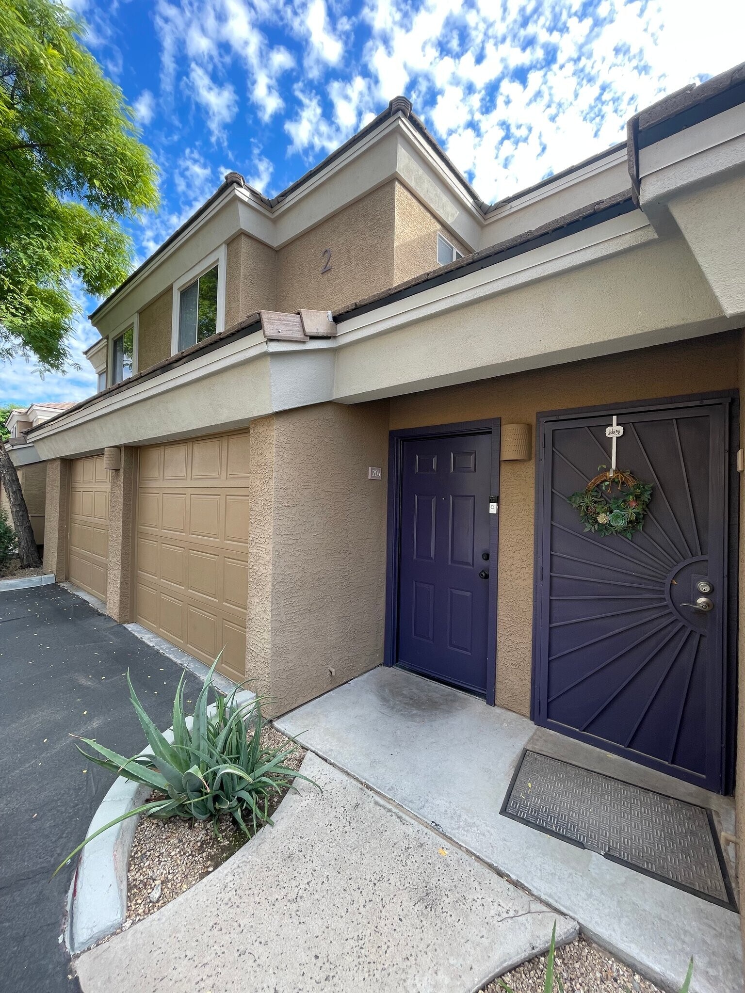 Building Photo - 1411 E Orangewood Ave