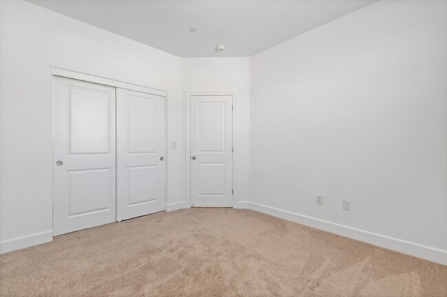 Building Photo - Beuatiful Townhome in Northwest Reno!