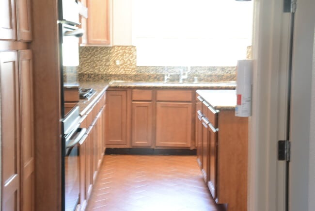 Building Photo - "Spacious 4-Bedroom Oasis with Granite Tou...