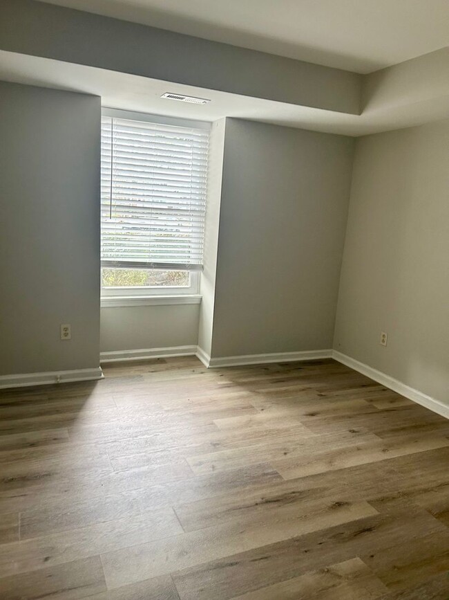 Building Photo - University Area Condo, 2 bd, 2bth