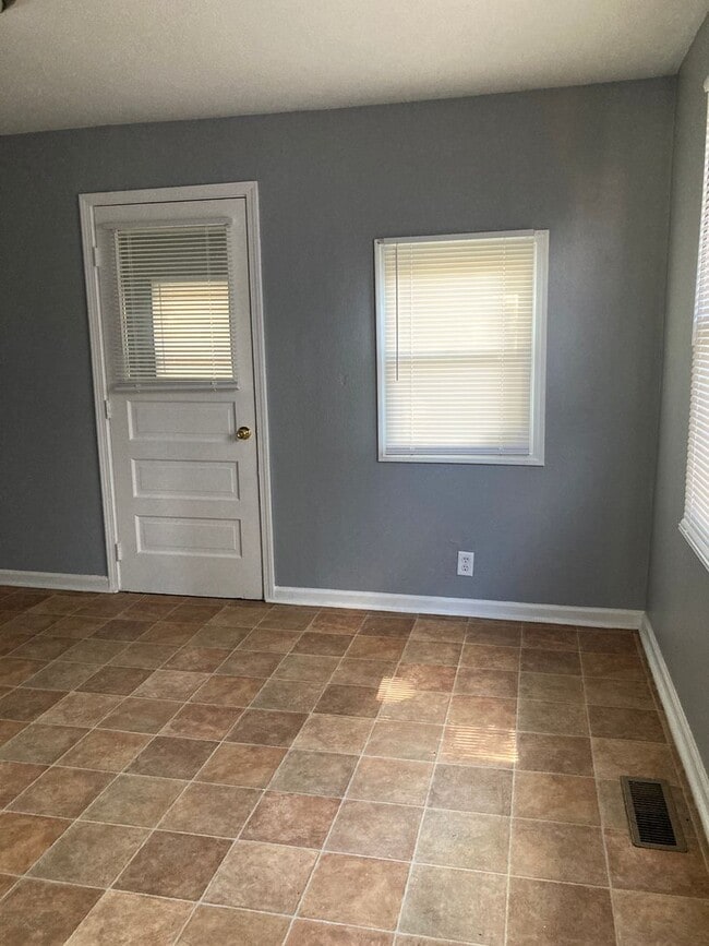 Building Photo - Nice 2 bedroom with fenced in back yard.