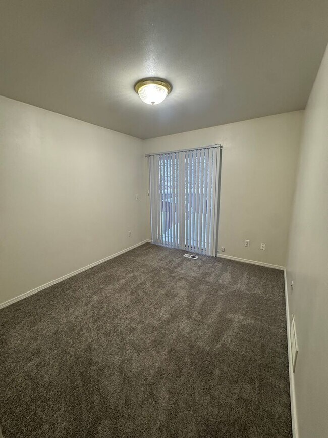 Building Photo - 100 Burton St