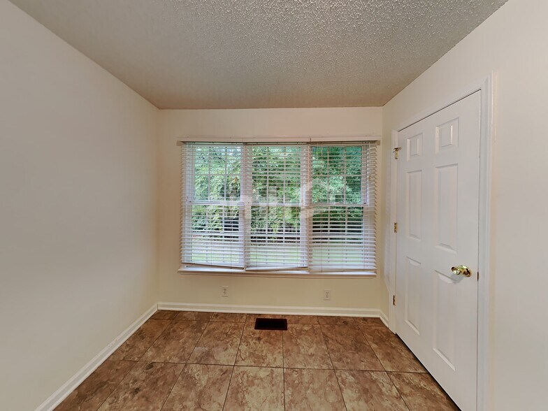 Building Photo - 412 Redpath Dr