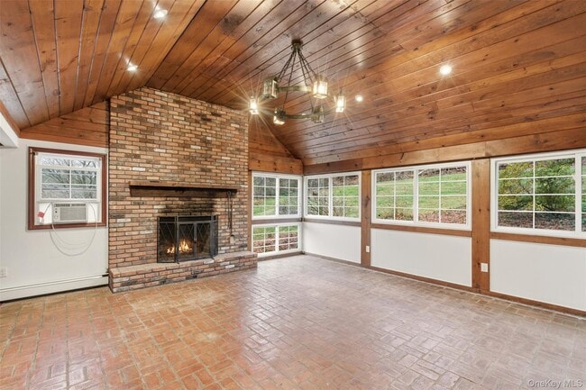 Building Photo - 327 W Neck Rd