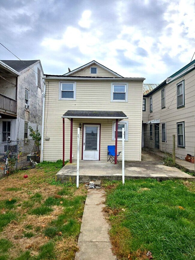 Building Photo - Spacious 3-bedroom single-family home in C...