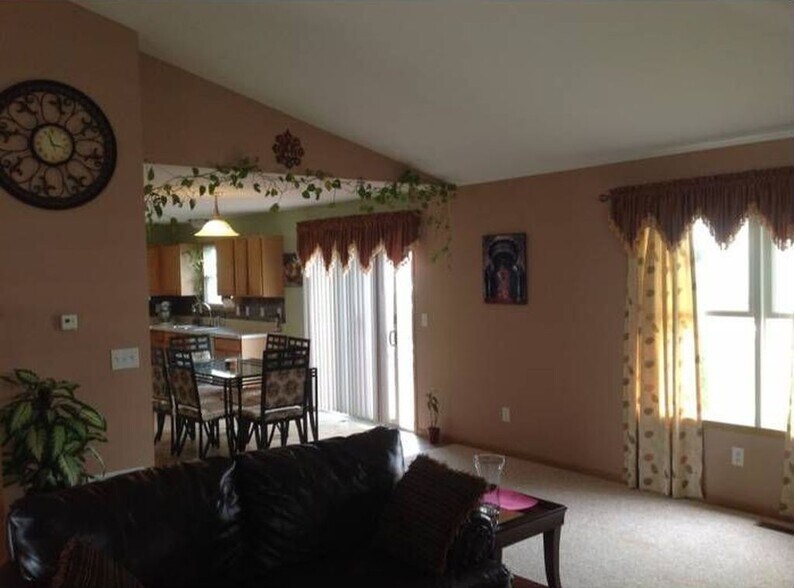 Building Photo - 8575 Fernbrook Dr