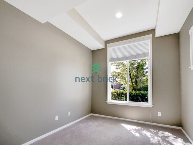Building Photo - Rare 3 Bedroom 2.5 Bath Townhome for Rent!
