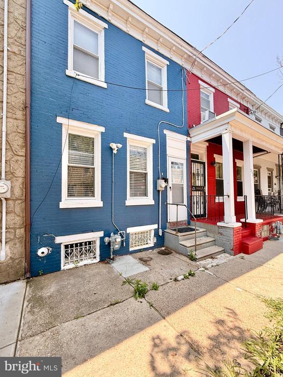 Building Photo - 570 Line St