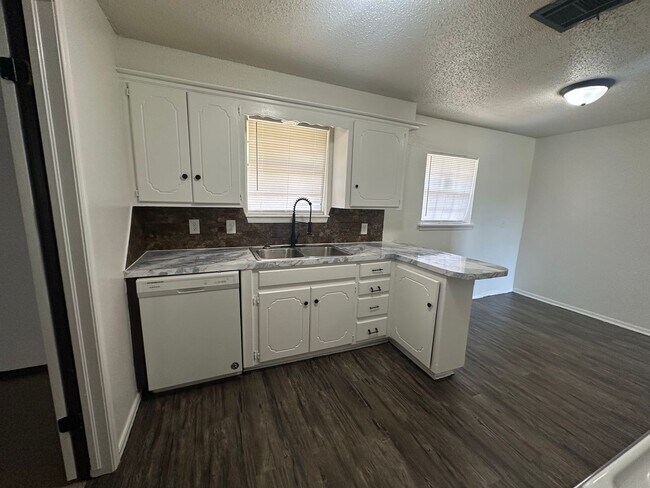 Building Photo - Spacious 4 bed, 1.5 bath
