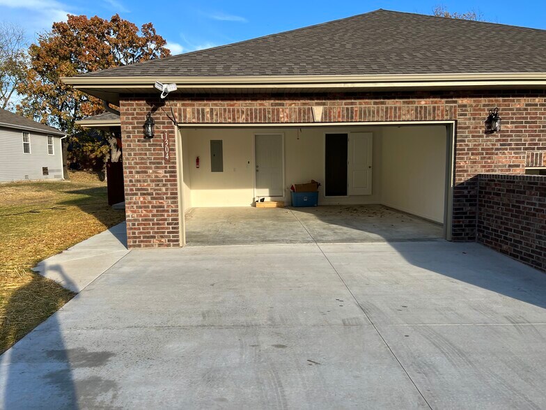 Building Photo - 1304 S Nelson Ct