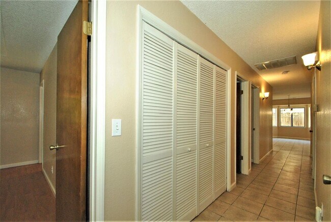 Building Photo - Lovely 4 Bedroom home in Clovis Unified