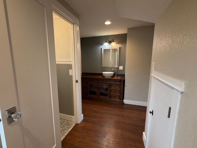 Building Photo - 3 Bedroom 1.5 Bath Single Family house on ...