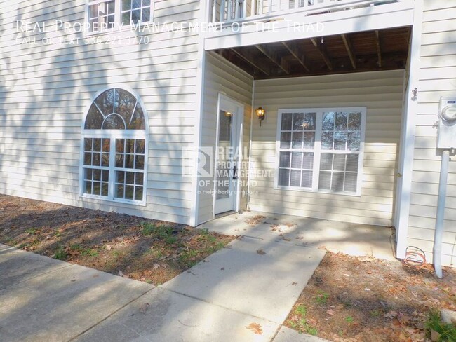 Building Photo - *Move In Special* Ground Level 2 BR/ 2 BA ...