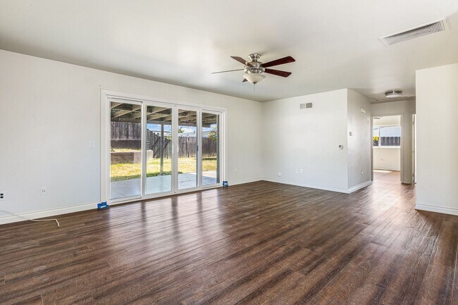 Building Photo - Beautiful Single Story In Great Location!!