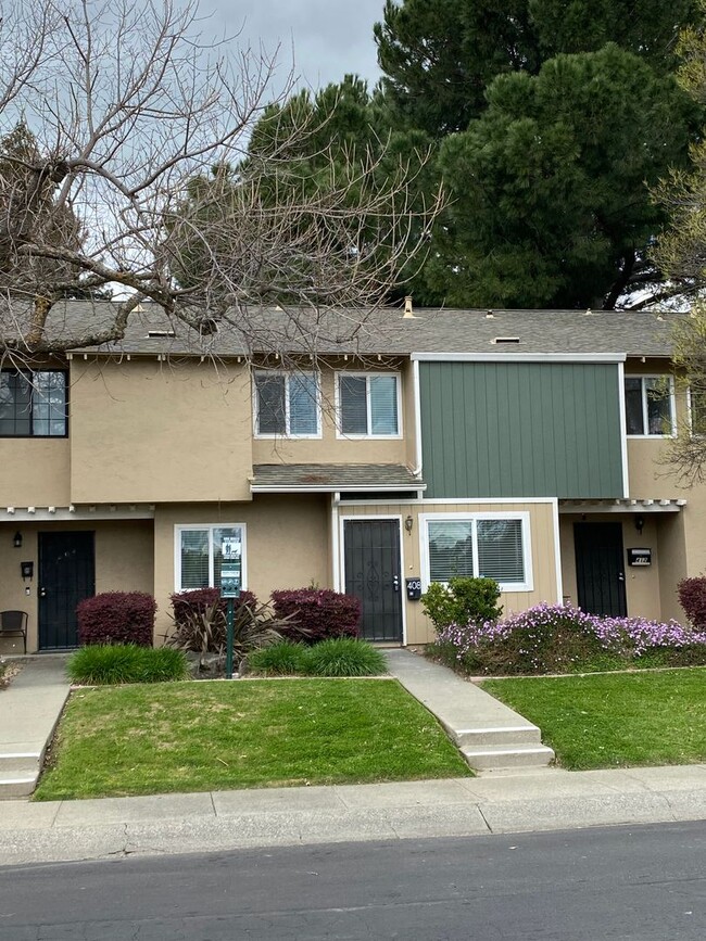 Building Photo - Tastefully Renovated Townhouse Available t...