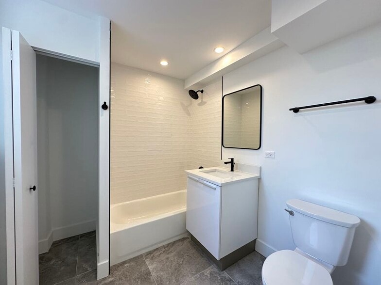 Building Photo - 941 W Carmen Ave