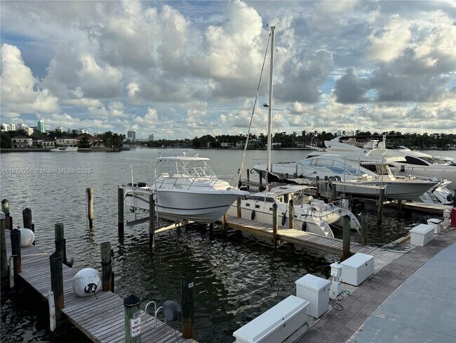 Building Photo - 900 Bay Dr