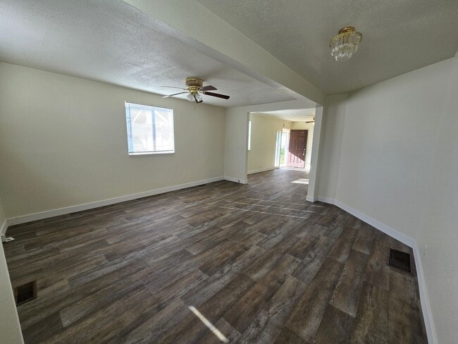 Building Photo - Northside Spokane! Available Now! Move In ...