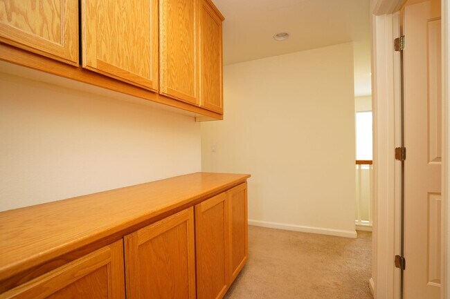 Building Photo - Spacious Home in Excellent Location!