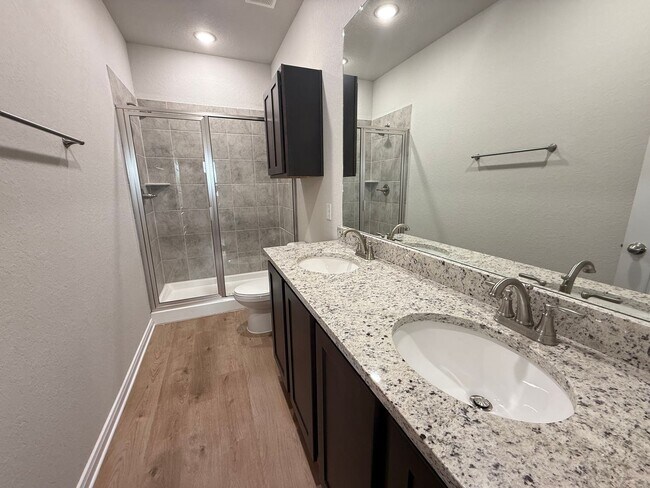 Building Photo - 3bd 2ba in Prime Location