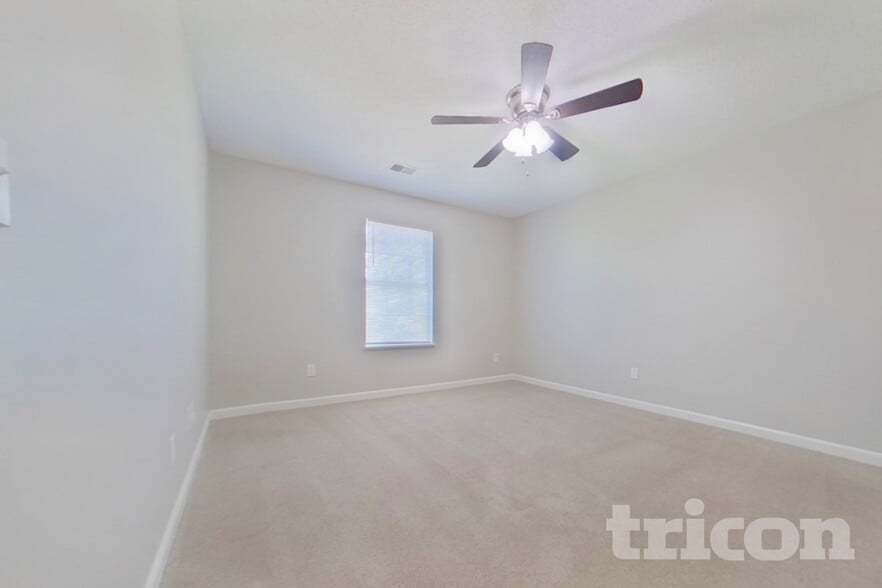 Building Photo - 390 Fox Trot Dr